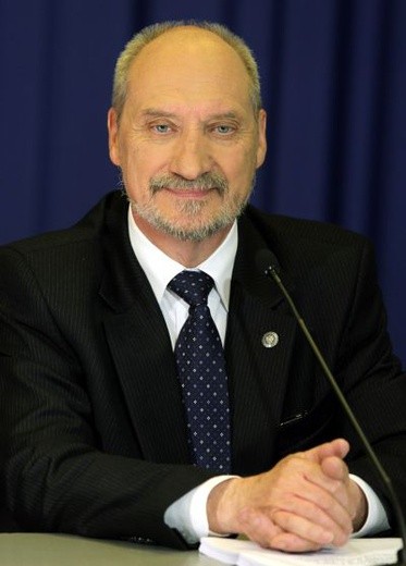 Macierewicz: rząd okłamywał opinię publiczną 