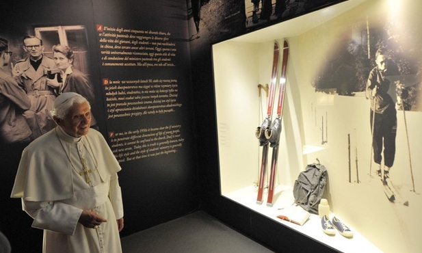 Benedykt XVI na wystawie o JP II