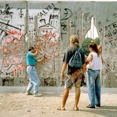1/3 berlińczyków sądzi, że mur dzielących ich miasto nie był błędem