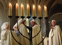 Obłóczyny nowej siostry we Wspólnotach Jerozolimskich w kościele św. Gerwazego w Paryżu.