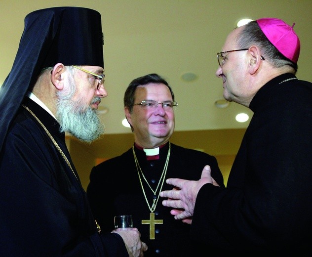 Przedstawiciele trzech wyznań: (od lewej) prawosławny abp Jeremiasz, bp Kościoła ewangelicko-augusburskiego Janusz Jagucki i katolicki bp Tadeusz Pikus