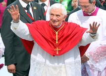Papież oskarżany o zbrodnię przeciw ludzkości