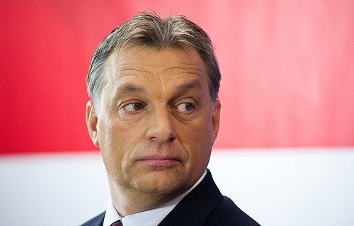 Premier Węgier gani banki, chwali Polskę
