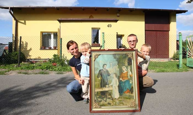 Ania, Dawid,  Tomek i Szymon  przed domkiem,  który wymodlili.  obok: oryginalny rysunek, który naszkicowali  św. Józefowi