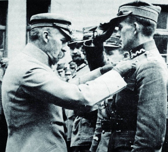 Naczelnik Piłsudski dekoruje krzyżem Virtuti Militari dowódcę amerykańskiej eskadry, Cedrica Fauntleroya.