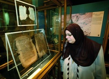 Manuskrypt koptyjski z VII wieku pokazany na wystawie z okazji 70-lecia polskiej archeologii w Egipcie.