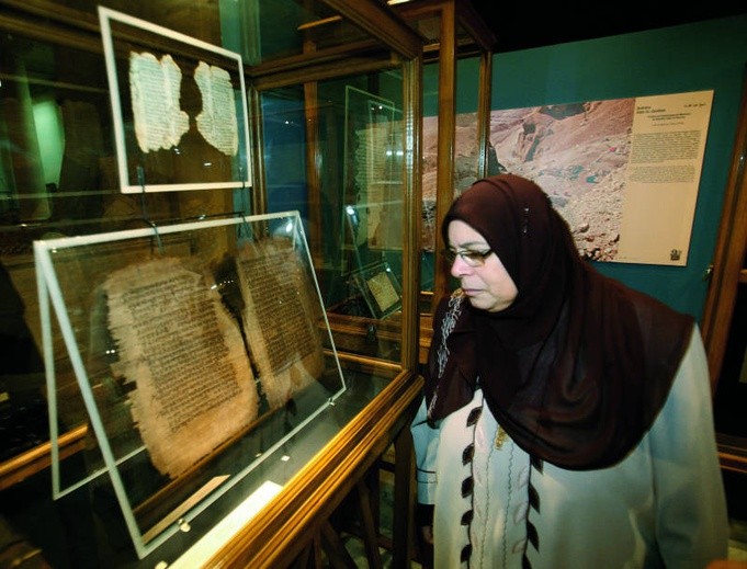 Manuskrypt koptyjski z VII wieku pokazany na wystawie z okazji 70-lecia polskiej archeologii w Egipcie.