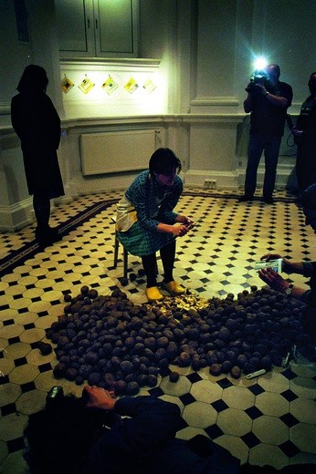 Dla współczesnych „artystów” nawet ziemniak może stać się tworzywem sztuki.