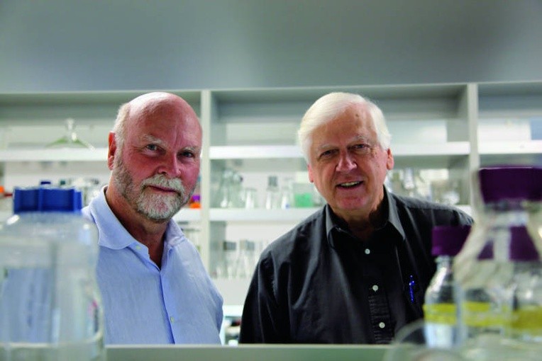 Twórcy komórki ze sztucznym DNA: Craig Venter (z lewej) i Hamilton Smith.