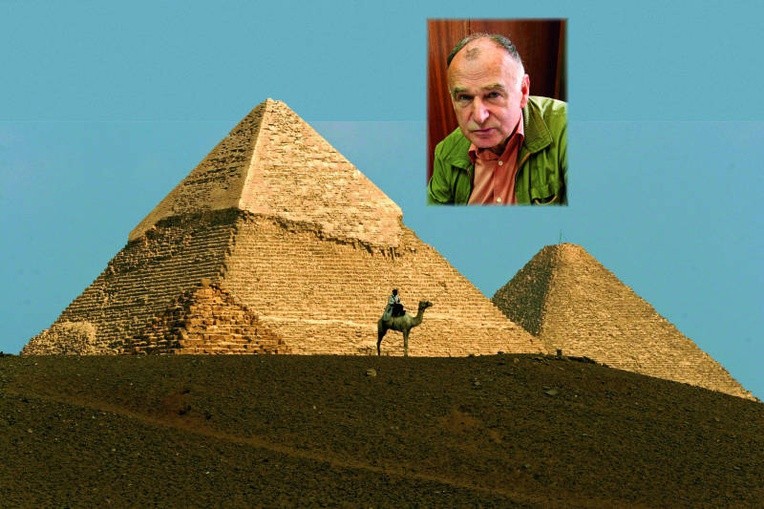 Budowana piramida miała profil „zębat”. Dopiero później pokrywano ją warstwą białego wapienia i wygładzano.