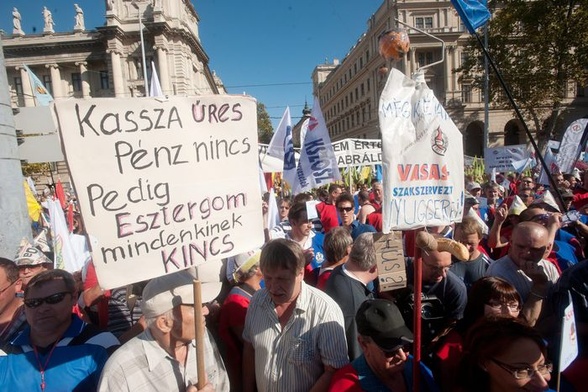 Węgrzy przeciw polityce oszczędności