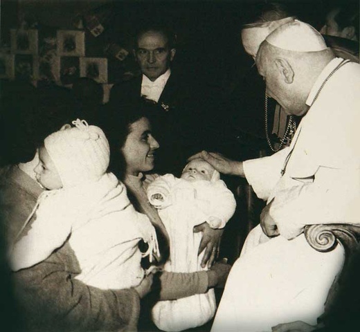 „Kiedy wrócicie do domu, przytulcie wasze dzieci i powiedzcie im: to uścisk od papieża” – mówił rodzicom Jan XXIII