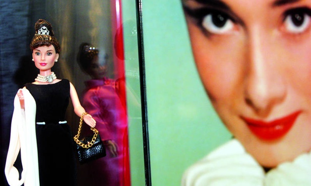 Na wystawie jedna z lalek Barbie przypomina Audrey Hepburn.