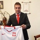 Thiago Cionek z koszulką w barwach narodowych