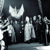 Gen. Francisco Franco (pod baldachimem) uczestniczący w religijnych uroczystościach po śmierci króla Alfonsa XIII.