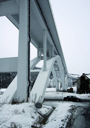 Wysoki na 27 metrów wiadukt zawisł nad górską doliną w Milówce, niedaleko wlotu do tunelu.