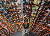 Układanie książek w wielkiej rotundzie na Międzynarodowych Targach Książki we Frankfurcie 