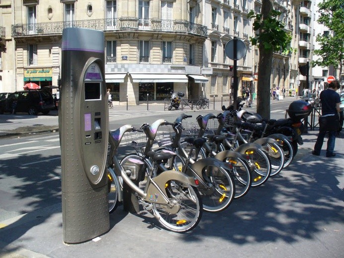 W Paryżu za niewielką opłatą można wypożyczyć rower.