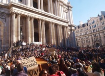 Londyn: Protesty oburzonych przed katedrą