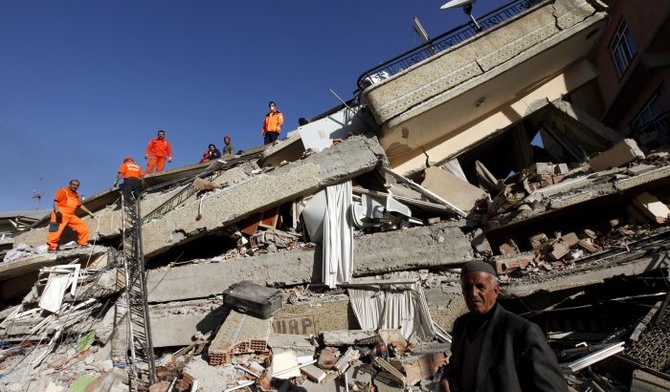 Turcja: 264 ofiary śmiertelne trzęsienia ziemi