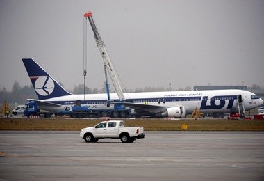 Podnoszą Boeinga z pasa startowego