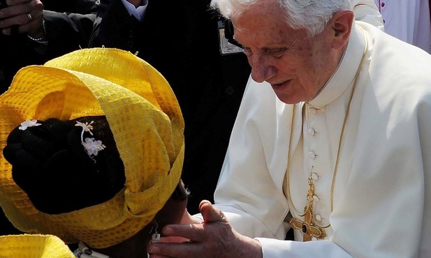 Benedykt XVI do dzieci: Jezus was kocha! 