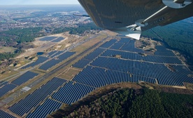 Widok na panele pobierające energię ze słońca