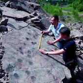 Piotr Szrek i Grzegorz Niedźwiedzki obok odkrytych tropów tetrapodia