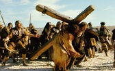 Jezus, wspomagany przez przymuszonego do dźwigania krzyża Szymona z Cyreny, dotarł do miejsca kaźni.