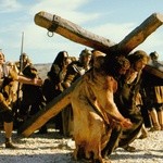 Jezus, wspomagany przez przymuszonego do dźwigania krzyża Szymona z Cyreny, dotarł do miejsca kaźni.