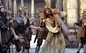 Jezus, poraniony na całym ciele, kilkakrotnie upada pod krzyżem. Brutalnie poganiany przez żołnierzy podnosi się i idzie dalej. 