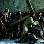 Jezus został skazany na śmierć krzyżową. Eskortowany przez rzymskich żołnierzy, wyruszył z krzyżem poza miasto.