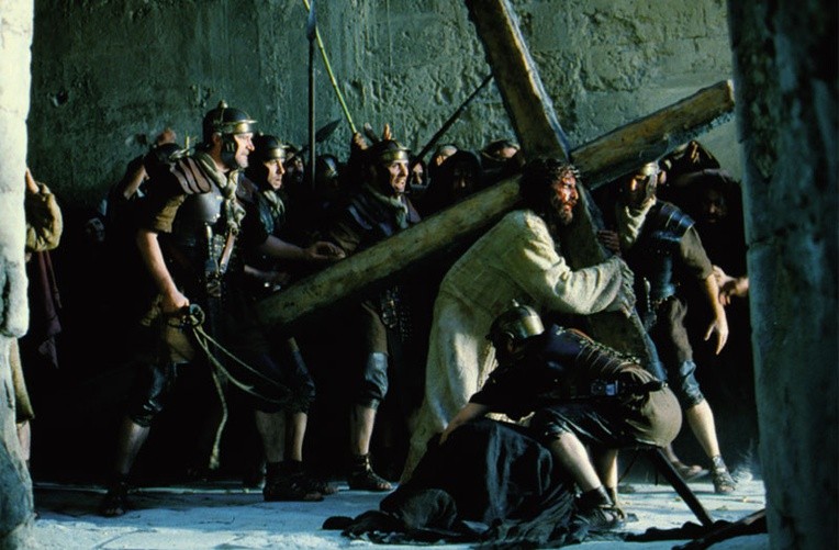 Jezus został skazany na śmierć krzyżową. Eskortowany przez rzymskich żołnierzy, wyruszył z krzyżem poza miasto.