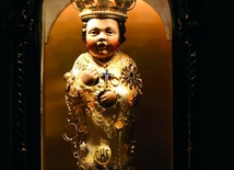 Drewniana figurka Dzieciątka Jezus w kościele Santa Maria in Aracoeli