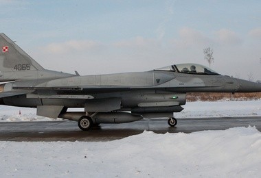 F-16 na lotnisku w Łasku