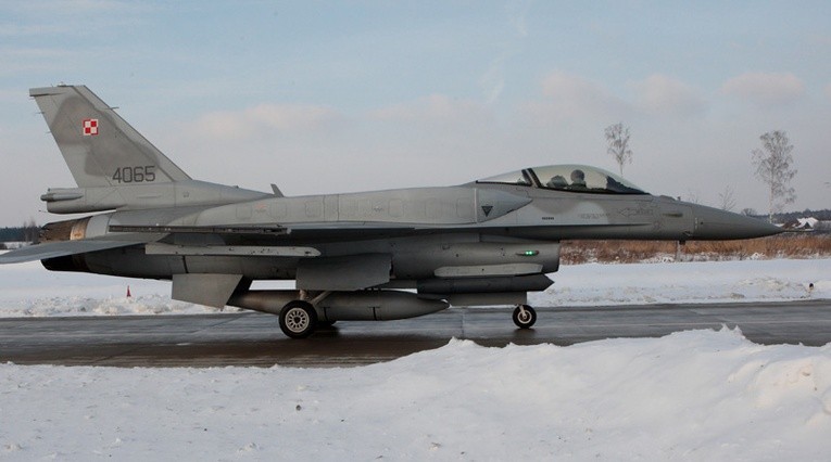 F-16 na lotnisku w Łasku