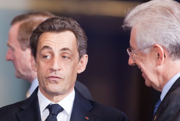 Wygwizdany Sarkozy chroni się w barze