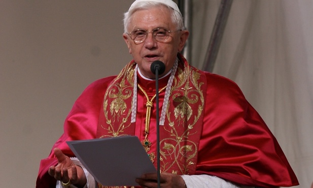 Papież modlił się za ofiary katastrofy 