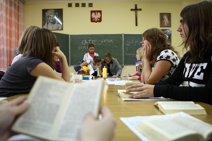 80 proc. Polaków akceptuje religię w szkole