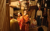 GROTA NARODZENIA. Liturgia prawosławna przy ołtarzu Narodzenia Pana Jezusa w Grocie.
