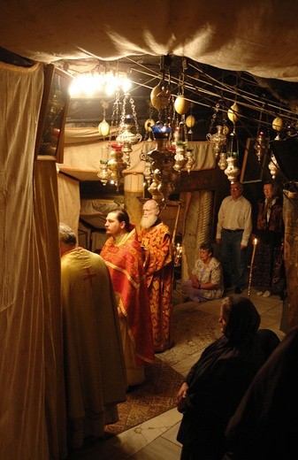 GROTA NARODZENIA. Liturgia prawosławna przy ołtarzu Narodzenia Pana Jezusa w Grocie.
