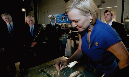 Córka prezydenta Forda, matka chrzestna okrętu, składa podpis, który zostanie wspawany w stępkę