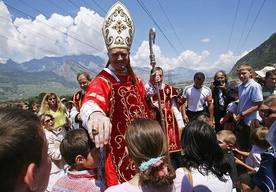 Bp Fellay: Modlimy się za papieża