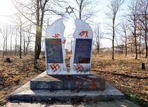 Faszystowskie symbole na żydowskich mogiłach