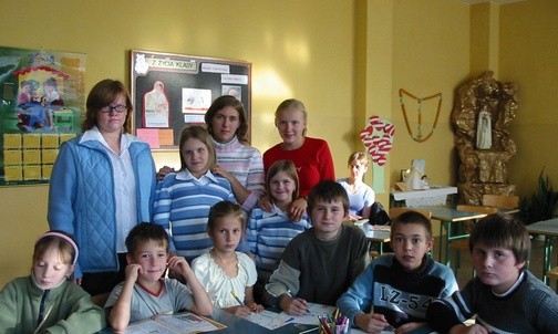która zaadoptowała Yannette. Sudi i Yannette - adoptowane dzieci