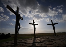 Filipiny: Biskupi przeciw krzyżowaniom