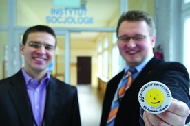 Socjologowie Łukasz Greń i Tomasz Pal prezentują logo Festiwalu Humoru