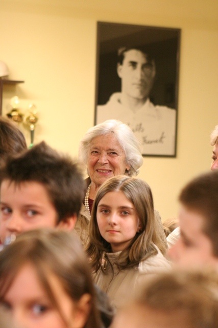 Wanda Gawrońska podczas oglądania wystawy