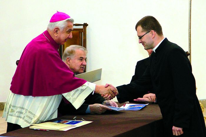 Każdy z diakonów otrzymał dekret od abp. Wojciecha Ziemby kierujący go do pracy 