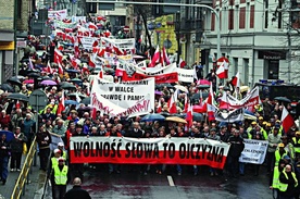  Protestujący przemaszero-wali przez samo centrum Katowic  – od katedry do pomnika Powstańców Śląskich